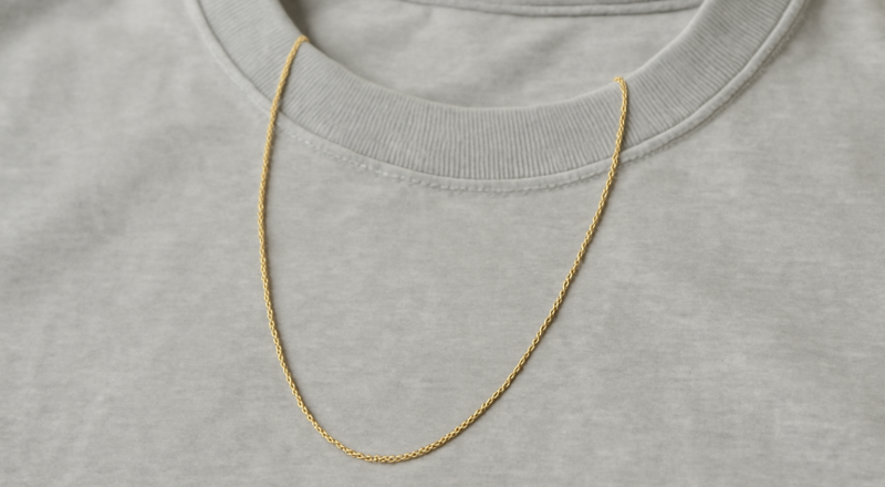 collier fin posé sur t-shirt uni