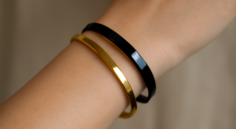 poignet féminin portant deux bracelets contrastés