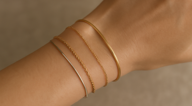 poignet mince portant plusieurs bracelets fins