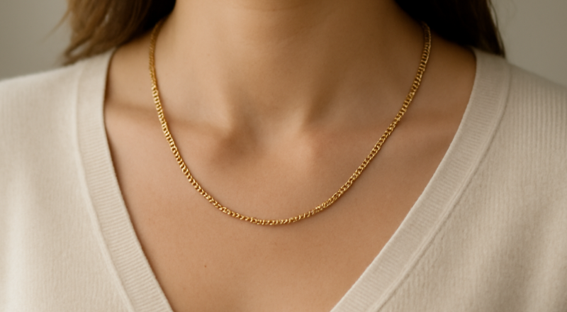 collier court reposant sur un col en V