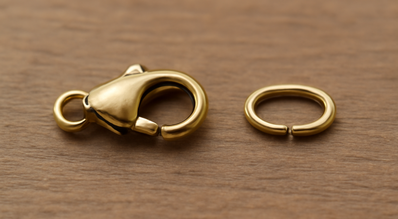 fermoir de collier ouvert sur table