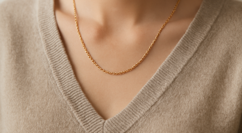 collier posé sur pull col en V
