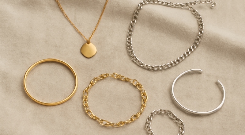colliers et bracelets disposés sur tissu neutre