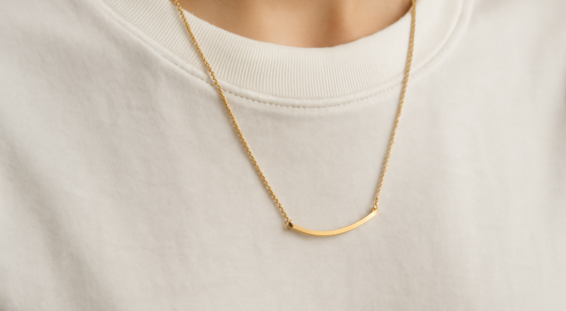 collier minimal posé sur un t shirt blanc