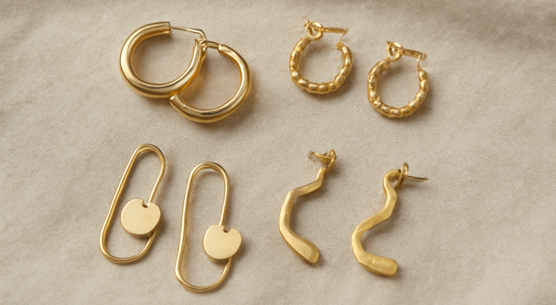 paires de boucles d'oreilles sur un tissu