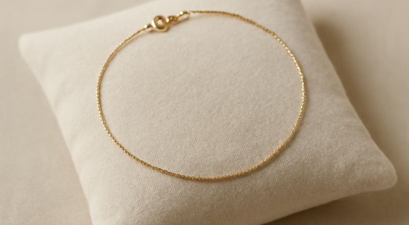 collier fin enroulé sur un coussin