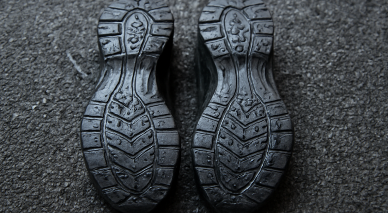 semelles de chaussures posées sur tapis humide