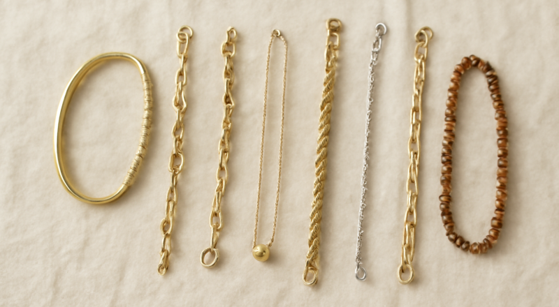 bracelets et colliers alignes sur un chiffon