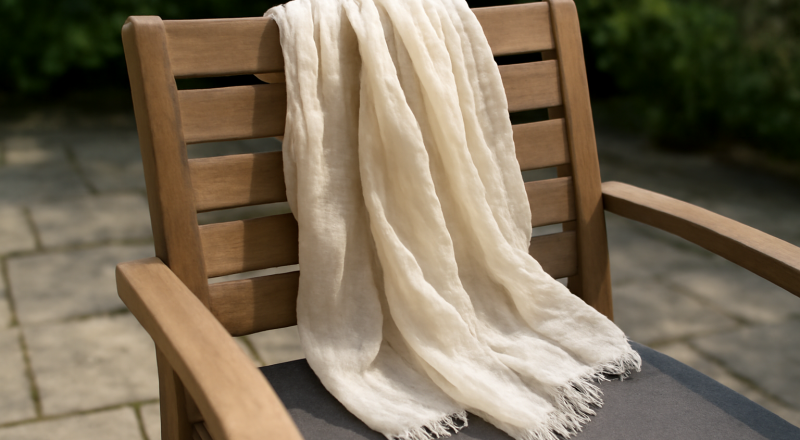 foulard léger posé sur une chaise de terrasse