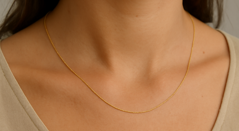 collier fin glissant sur un cou